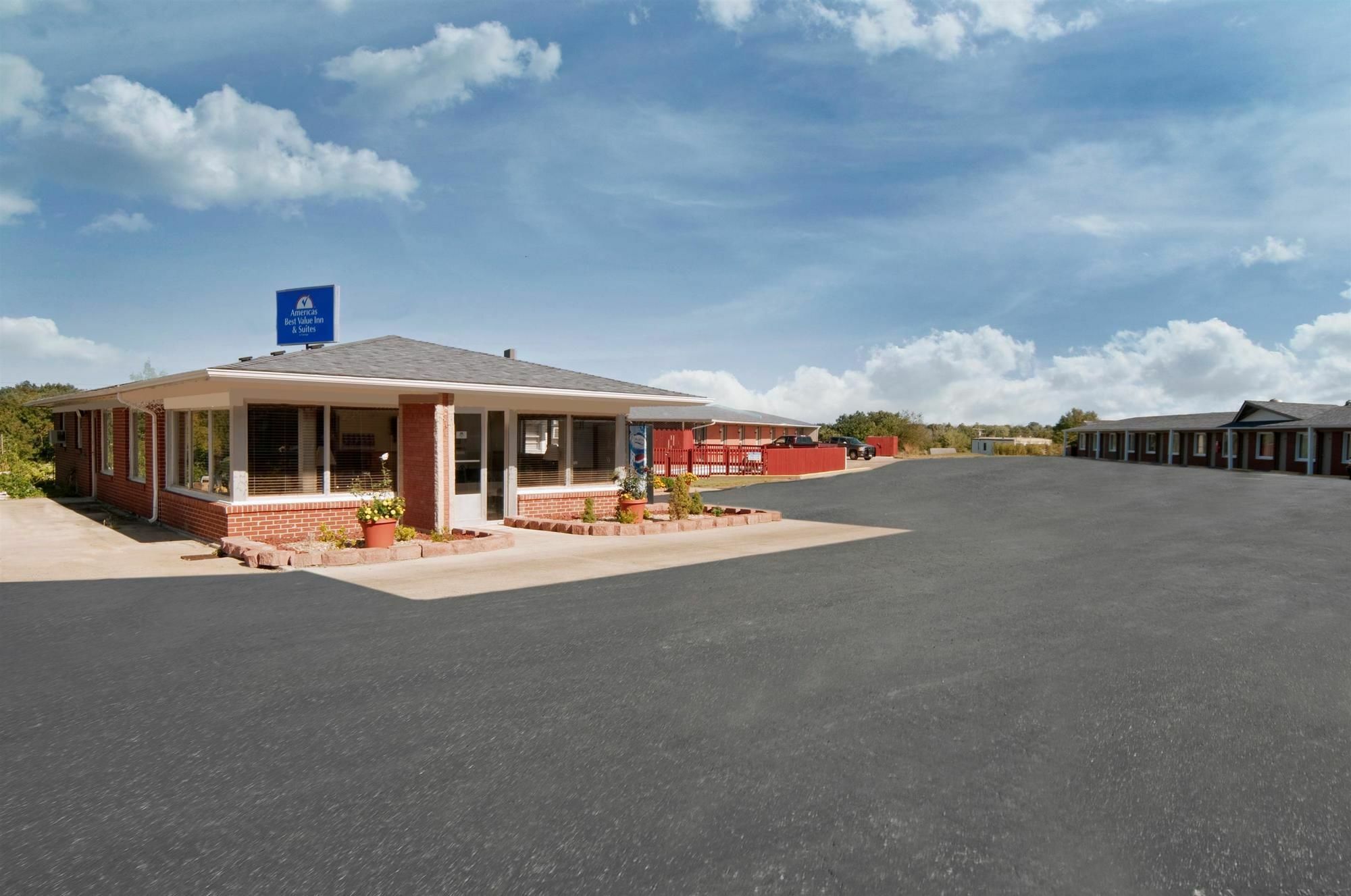 Americas Best Value Inn & Suites Macon At Sunset Dr מראה חיצוני תמונה